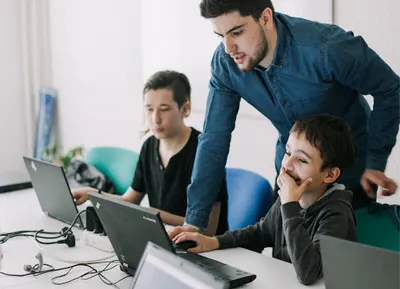 Algorithmics Polska - szkoła programowania dla dzieci.